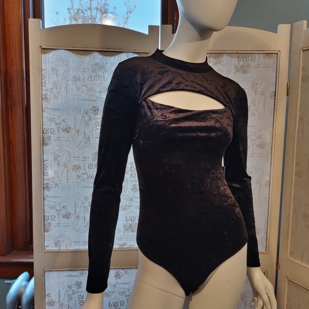 ❤️Forever 21 Black Velvet cutout bodysuit Small - Picture 2 of 8